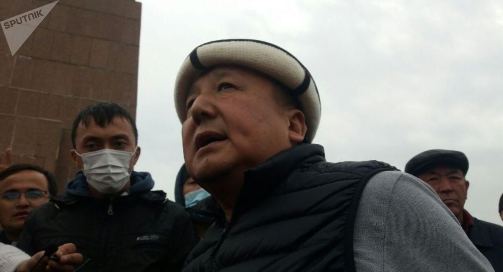 Асылбек Жээнбеков Ош шаарында митинг өткөрүп жатат