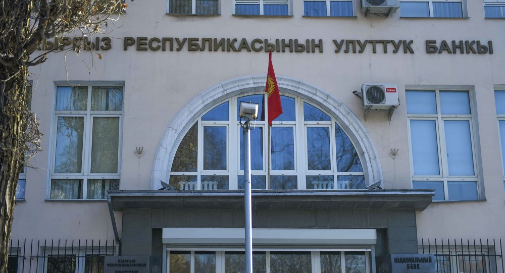 Доллар дүйнө боюнча арзандап жатса, Кыргызстанда эмнеге кымбаттоодо?
