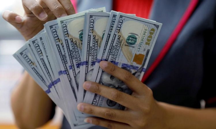 3,1 млн долларов. Нацбанк КР вновь вышел на валютный рынок с интервенцией