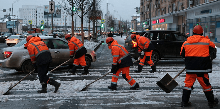 Власти Москвы опровергли доставку спецбортом 500 дворников из Кыргызстана