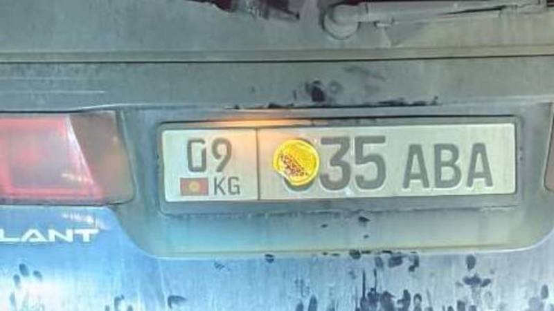 Водитель заклеил цифру на госномере наклейкой от мороженого