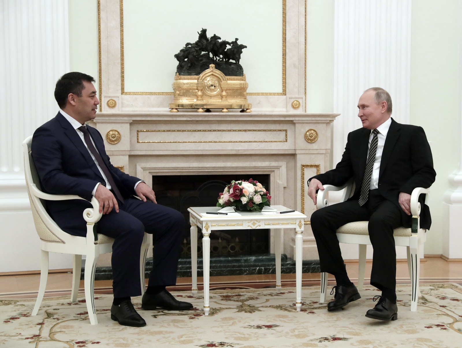 Садыр Жапаров подарил Владимиру Путину меч