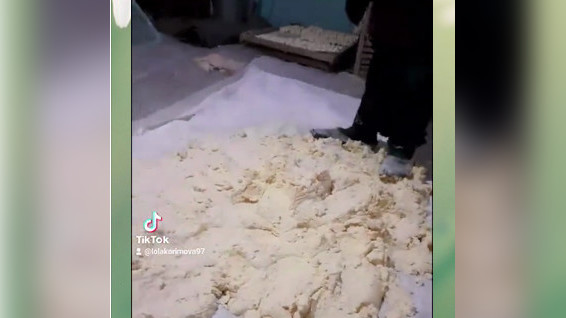 В Узбекистане распространилось видео, на котором женщина месит курут ногами