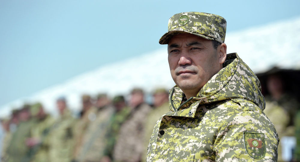 Жапаров в полевой форме пообедал с солдатами