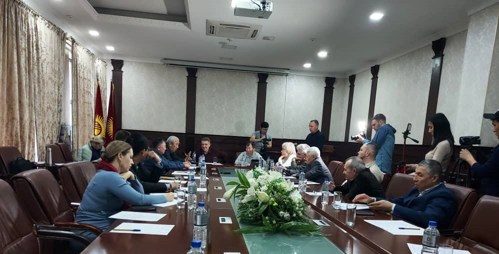 Жаңы Конституция жана тышкы күчтөр таасири талкууланды