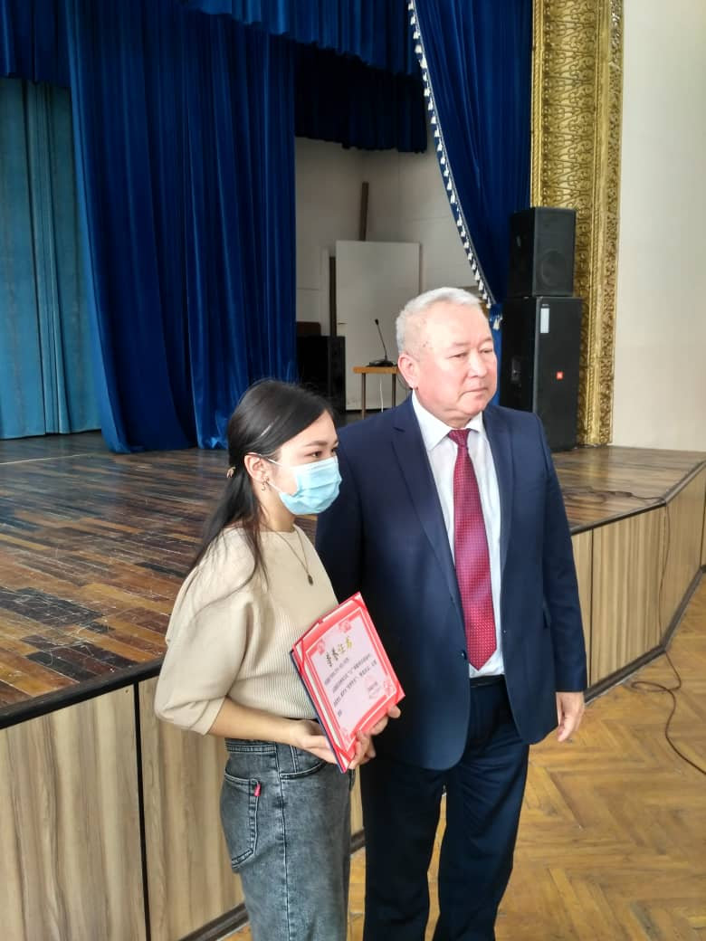 Хэнаньский университет вручил сертификаты кыргызским студентам