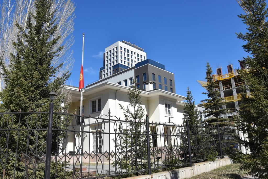 Во всех дипломатических и консульских учреждениях Кыргызской Республики за рубежом приспущены государственные флаги
