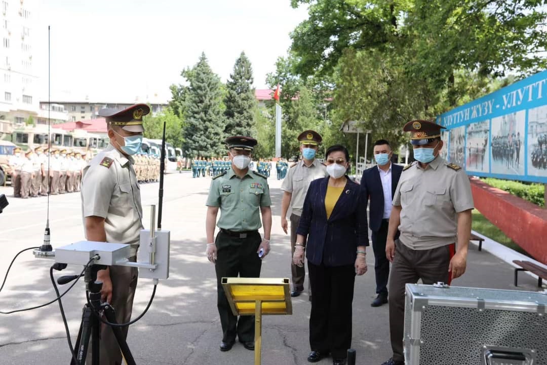 Чрезвычайный и Полномочный Посол КНР в КР Ду Дэвэнь присутствовала на церемонии передачи военной техники для Кыргызстана от Народно-освободительной армии Китая